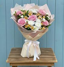 Букет цветов из:  Гвоздики, Орхидеи и Розы в Малой Вишере