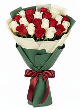 Букет Микс из красных и белых роз в Малой Вишере