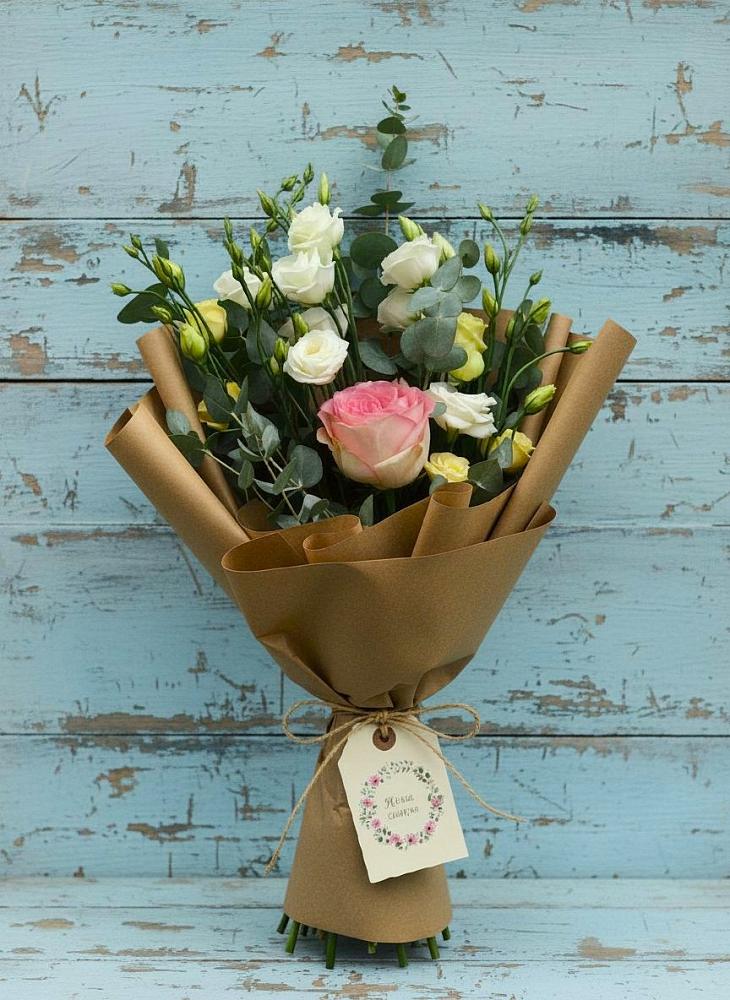 Букет цветов из: Розы и Лизиантусы в Малой Вишере