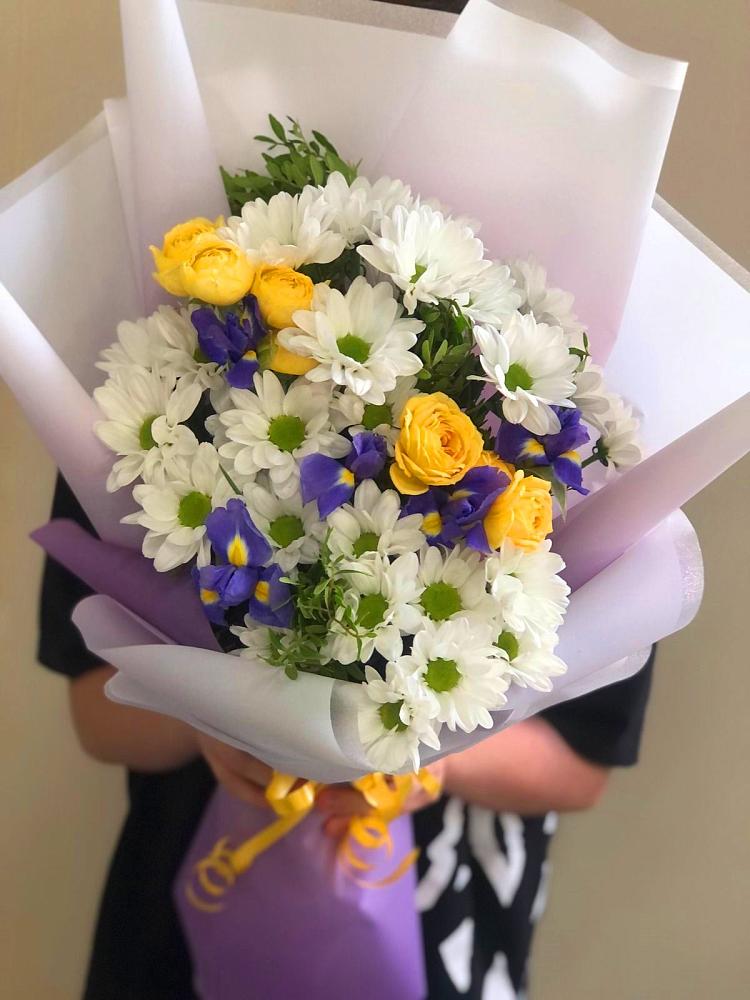 Букет цветов из: Ирисы, Хризантемы и Розы в Малой Вишере