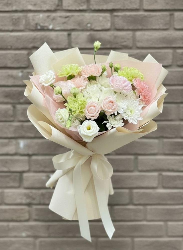 Букет цветов из: Гвоздики, Розы, Лизиантусы и Хризантемы в Малой Вишере