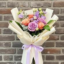 Букет цветов из:  Лизиантусы и Розы в Малой Вишере