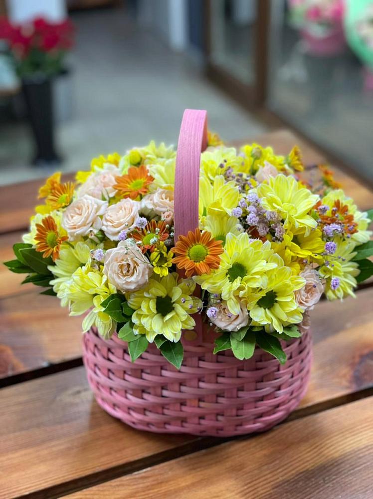 Цветочная композиция из Хризантемы и Розы в корзине в Малой Вишере