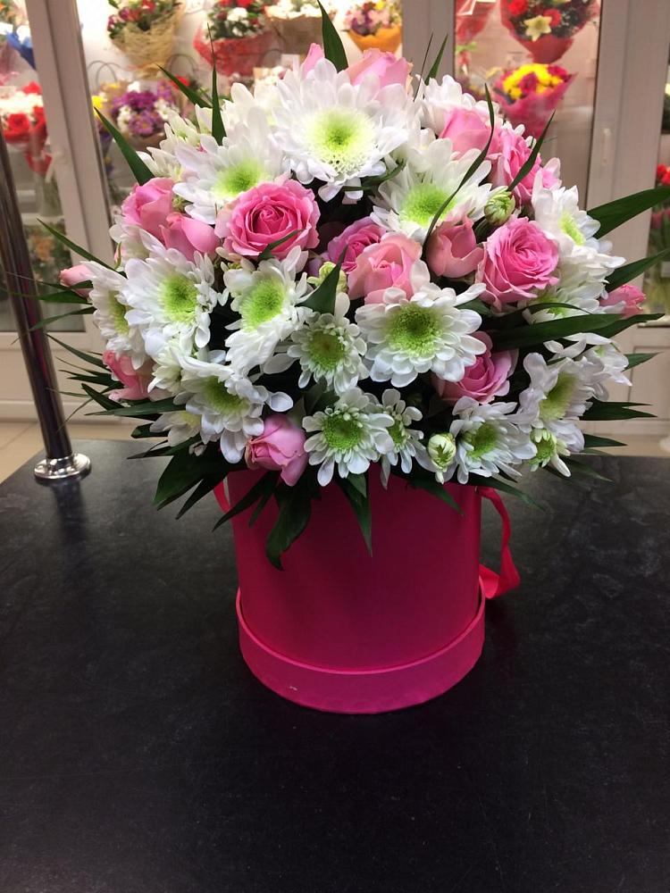 Цветочная композиция из Розы и Хризантемы в шляпной коробке в Малой Вишере