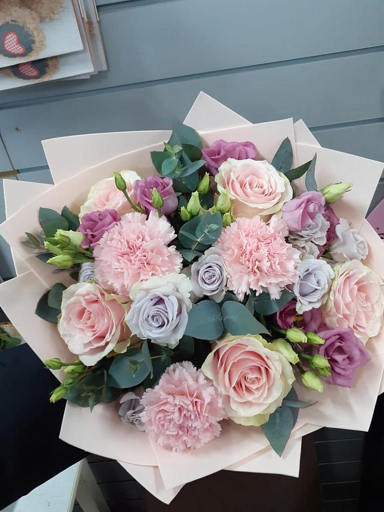 Букет цветов из: Розы, Гвоздики и Лизиантусы в Малой Вишере