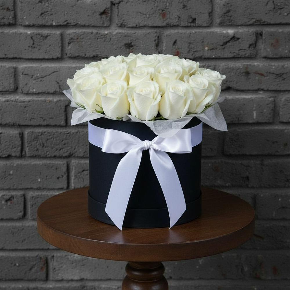 Цветочная композиция из Розы в шляпной коробке в Малой Вишере