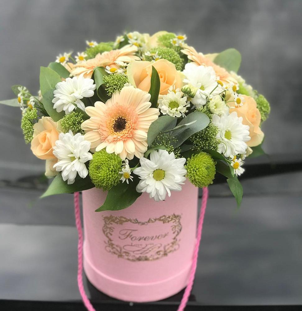 Цветочная композиция из Розы, Герберы и Хризантемы в шляпной коробке в Малой Вишере