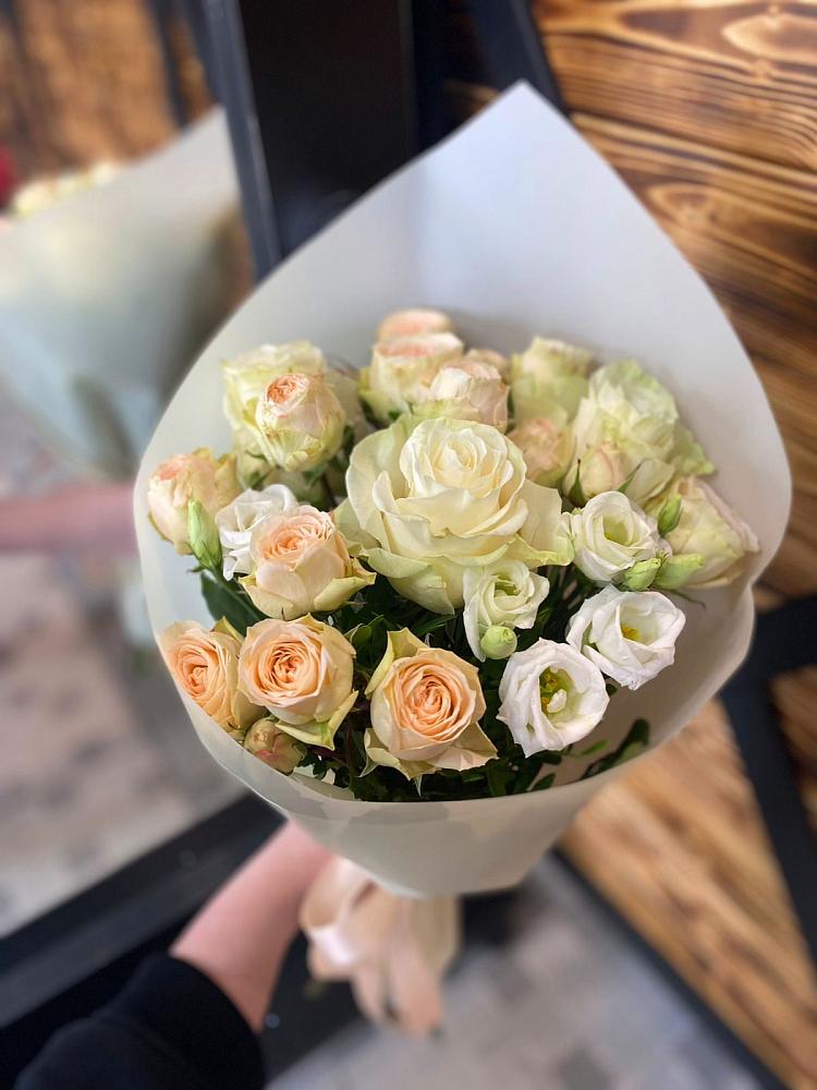 Букет цветов из: Розы и Лизиантусы в Малой Вишере