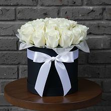 Цветочная композиция из Розы в шляпной коробке в Малой Вишере