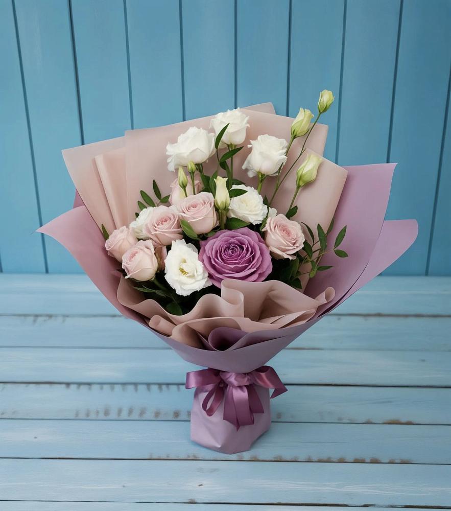 Букет цветов из: Розы и Лизиантусы в Малой Вишере